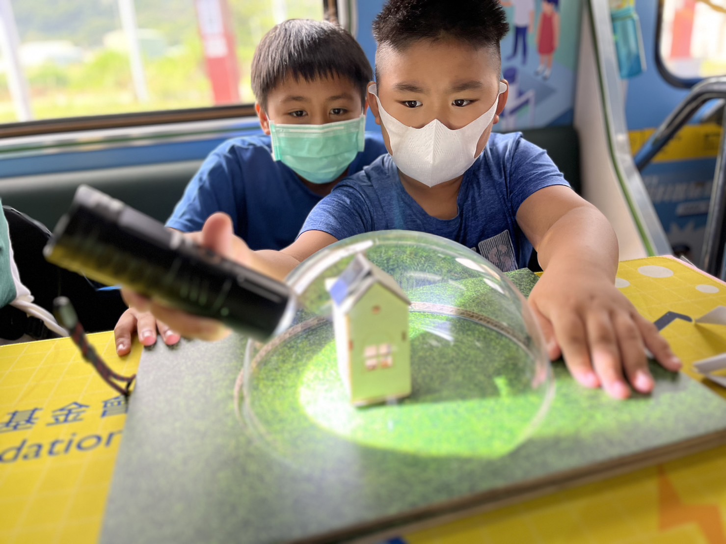 不凡成就非凡參與基礎科學主題車廂，以STEAM教學精神，設計「逐日科學家」、「太陽能工程師」以及「淨零建築師」三大能源科普課程和實驗